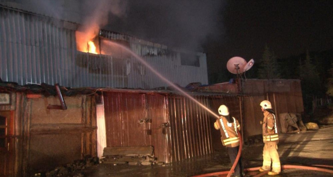 Arnavutköy&#039;de izolasyon malzemeleri üretimi yapılan fabrikada yangın