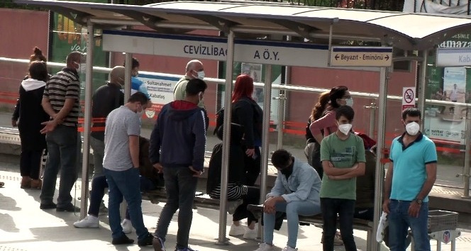 İstanbul’da toplu taşıma duraklarında yoğunluk