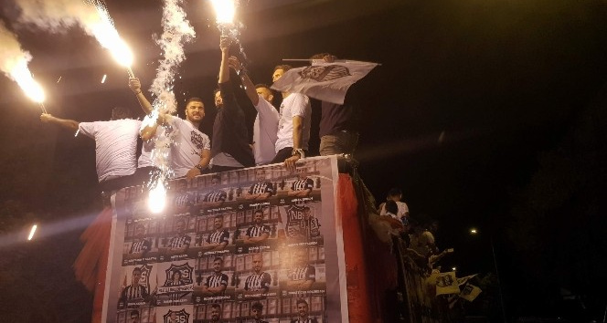 Nazilli Belediyespor, şampiyonluğu şehir turu atarak kutladı