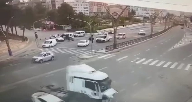 Mardin’de 2 kişinin yaralandığı kaza anı güvenlik kamerasında