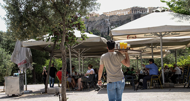 Yunanistan’da kafe ve restoranların dış mekanları açıldı