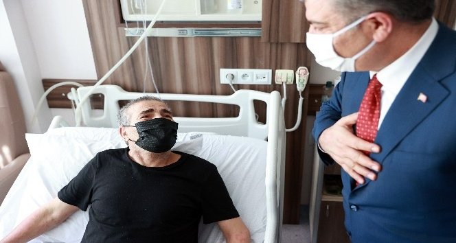 Bakan Koca Edirne’de tedavi gören hastaları ziyaret etti
