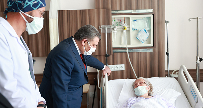 Bakan Koca Edirne’de tedavi gören hastaları ziyaret etti