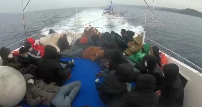 Türk karasularına geri itilen 29 düzensiz göçmen kurtarıldı