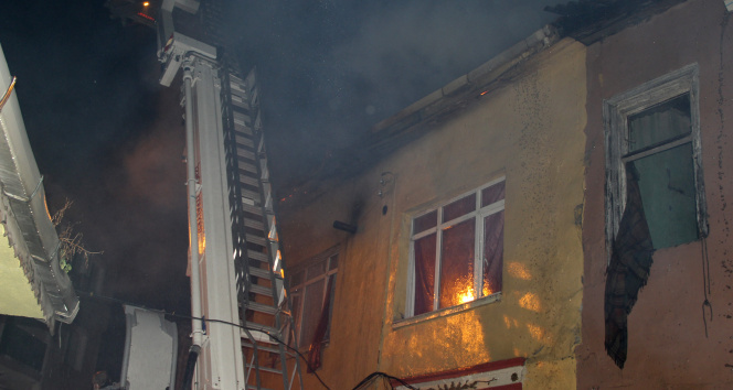 İzmir&#039;de fırın bacasından çıkan yangında 3 bina hasar gördü