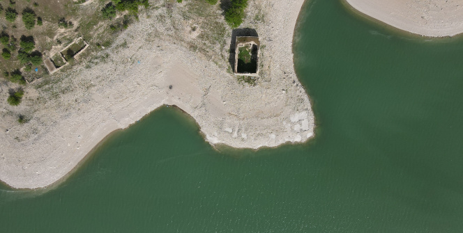 Barajda sular çekildi tarihi kilise tamamen gün yüzüne çıktı