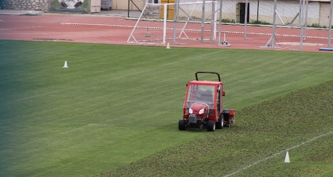 Karaman’da Kemal Kaynaş Stadyumu’nun çimleri bakıma alındı