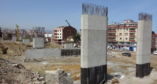 Türkiye’nin en maliyetli şehir içi yolları arasında gösterilen Kanuni Bulvarı’nda çalışmalar sürüyor