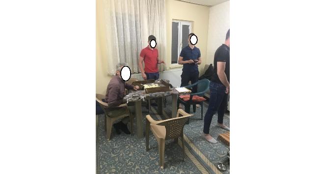 Köy odasına kumar baskınında 7 kişiye 9 bin 352 lira para cezası kesildi