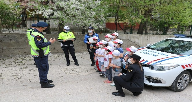 Jandarma ekipleri, EBA üzerinden çocuklara trafik kurallarını anlattı