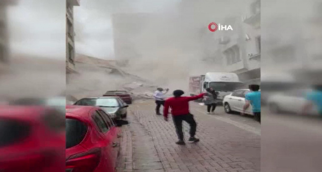 Zeytinburnu&#039;nda boşaltılan binanın çökme anı kamerada