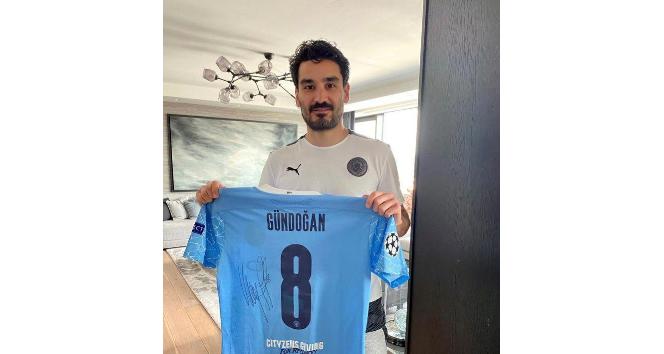 İlkay Gündoğan SMA hastası Aysima bebek için imzalı forma gönderdi