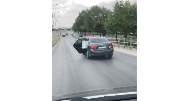 Konya’da eşya yüklü otomobilin arka kapısı açık haldeki yolculuğu kamerada