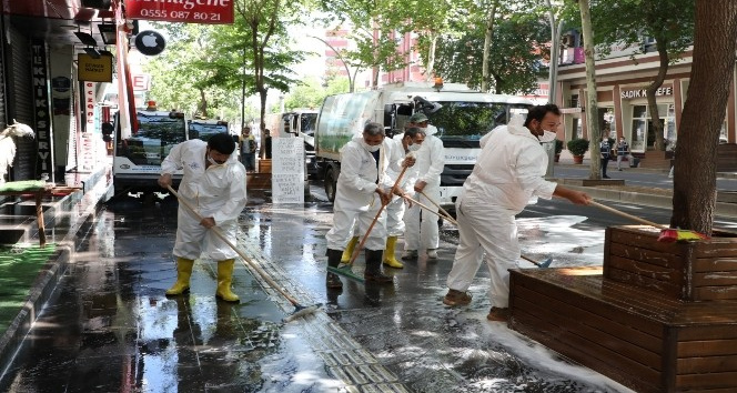 Yenişehir’de cadde ve sokaklar yıkanıyor