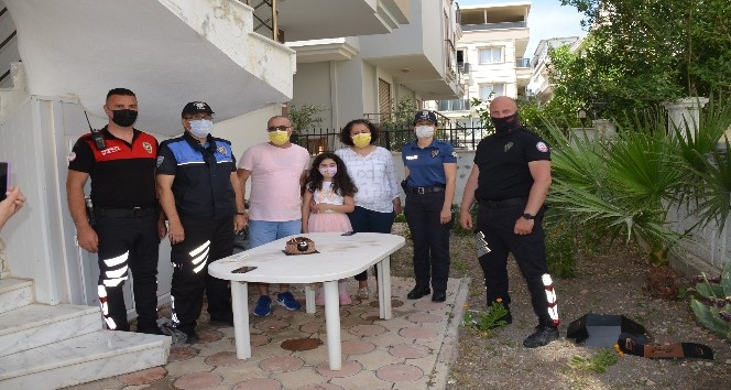 Didim’de polislerden sürpriz doğum günü