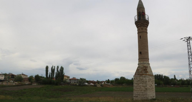 Sular altında kalan köyün &#039;yalnız minaresi&#039;