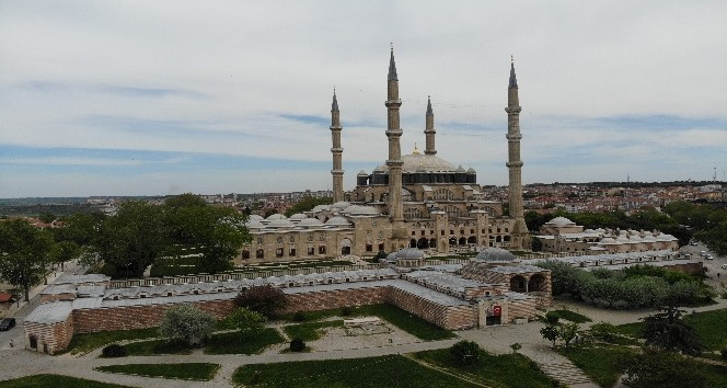 Türk-İslam mimarisinin gözbebeğinde Ramazan-ı Şerif’in son cuma namazı kılındı