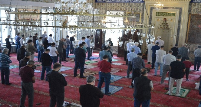 Tam kapanma gölgesinde Ramazan-ı Şerif’in son cuma namazı kılındı