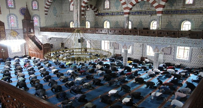Bingöl’de Cuma namazıyla camiler doldu