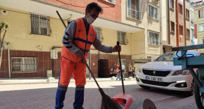 Zeytinburnu’nda bir temizlik görevlisi bina yıkılmadan önce çevredekileri uzaklaştırmış
