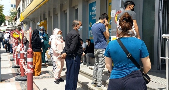 PTT önünde yine aynı manzara