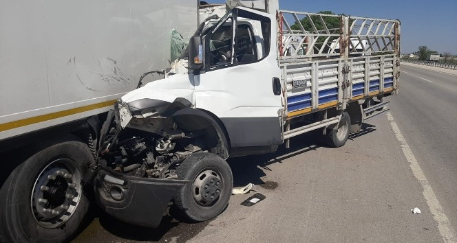 Karaman’da kamyonet duran tıra arkadan çarptı: 1 ölü