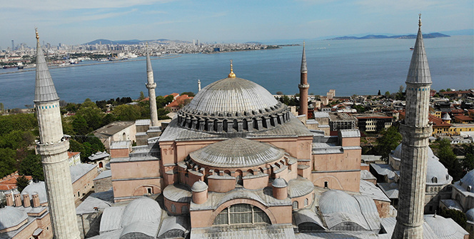 Ayasofya Camii'ne 87 yıl sonra ilk mahya asıldı