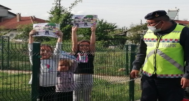 Jandarma ekiplerinden çocuklara boyama kitabı