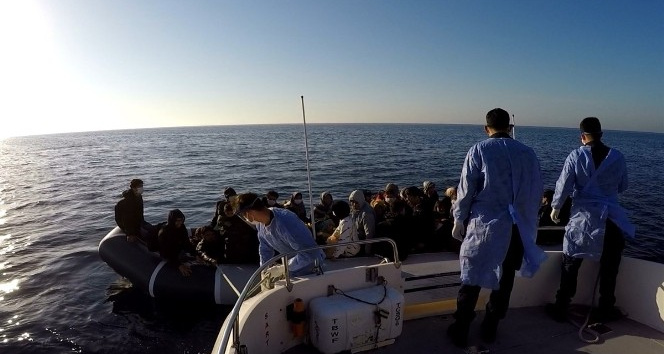 Çanakkale açıklarında 53 düzensiz göçmen kurtarıldı