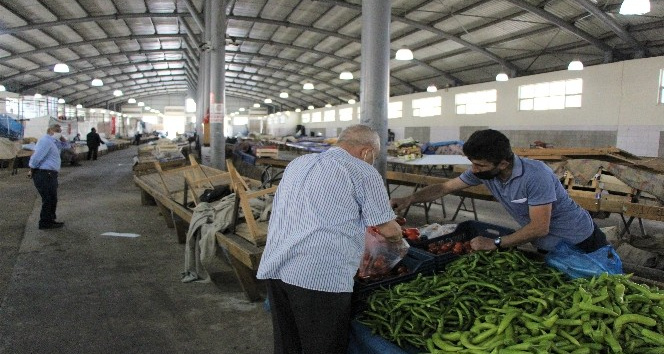 Amasya’da pazara gelen vatandaşlar şaşırdı, sadece 10 esnaf tezgah açtı