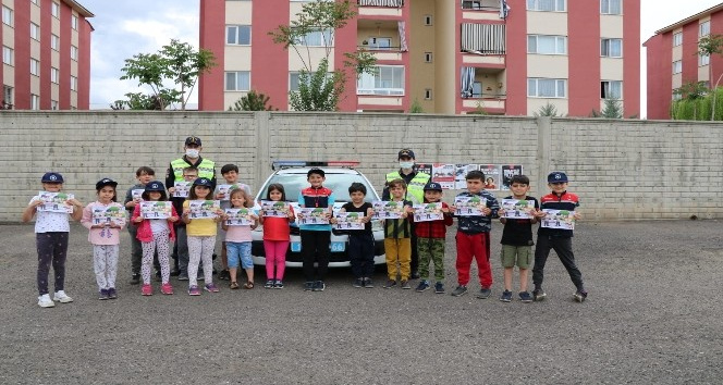 Jandarma sürücüleri bilgilendirdi, çocukları sevindirdi