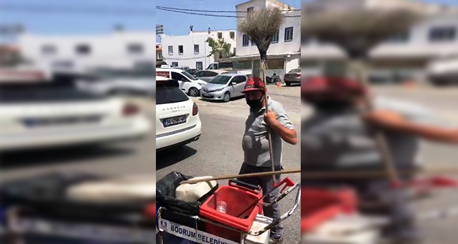 Çöpleri dans ederek toplayan temizlik işçisi süpürgesiyle şov yaptı
