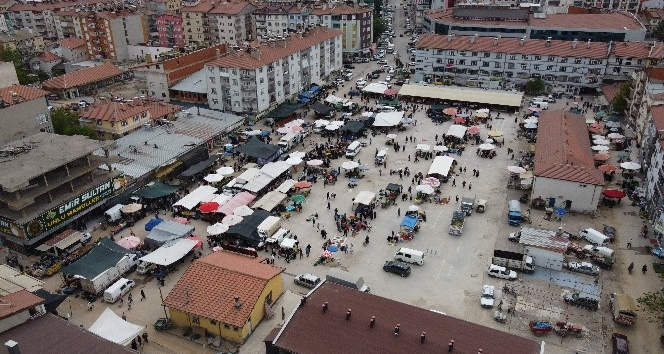 Beyşehir’de tam kapanma günü satıcılar tezgah açtı