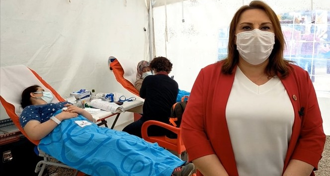 “Kan stokları kritik seviyede” denildi, kadınlar bu kez kan bağışı günü düzenledi