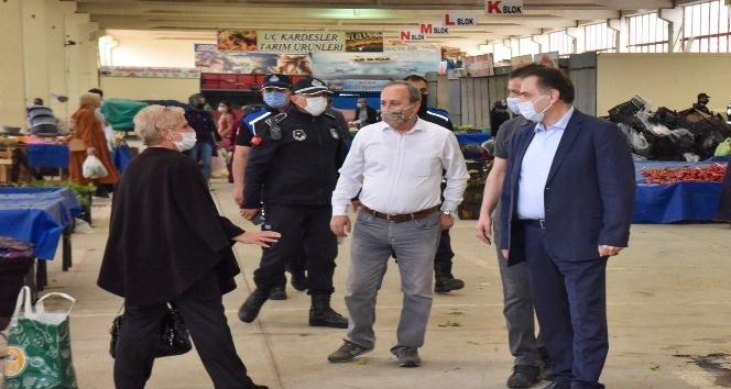 Başkan Şahin, kapalı pazar esnafı ve vatandaşları ziyaret etti