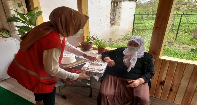 Şehit annesi ihtiyaç sahibi anneler için emekli maaşını Kızılay’a bağışladı