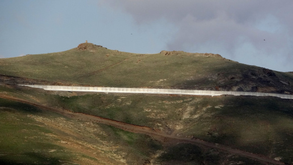 Van'ın İran sınırı 64 kilometrelik duvarla güçlendiriliyor