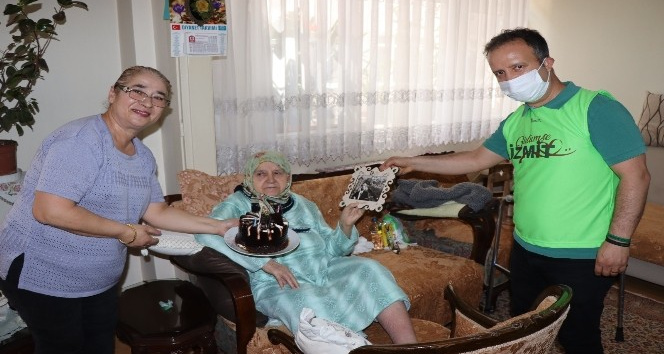 106 yaşındaki Şaziment teyzeye Anneler Günü sürprizi