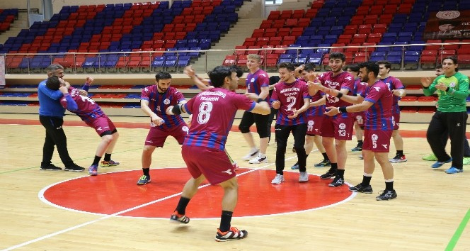 (ÖZEL) Karadeniz ekibi Erkekler Hentbol Süper Ligi’ne yükselmeyi kolbastı ile kutladı