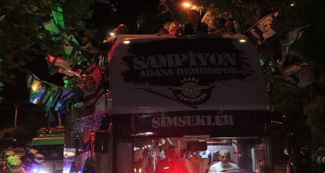 Adana Demirspor, üstü açık otobüsle kentte şampiyonluk turu attı