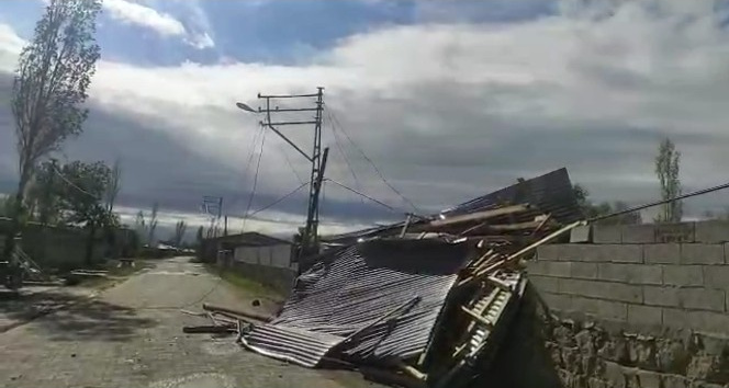 Iğdır’da fırtına evlerin çatılarını uçurdu