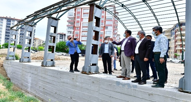 AK Partili Tüfenkci, halı saha inşaat alanını inceledi