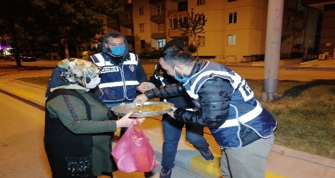 Lokantacı kadından görevli polislere tatlı ikramı
