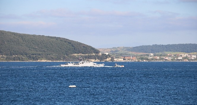 Fransız savaş gemisi Çanakkale Boğazı’ndan geçti