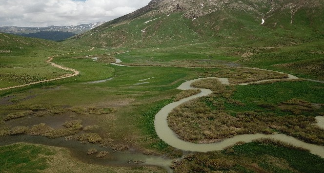 Şırnak’ta eriyen karlar dev menderesler oluşturdu