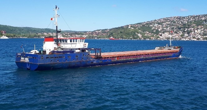 İstanbul Boğazı’nda arızalanan kuru yük gemisi, korkuttu