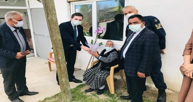Korona virüsü 109 yaşında yendi, Kaymakam ziyaretine gitti