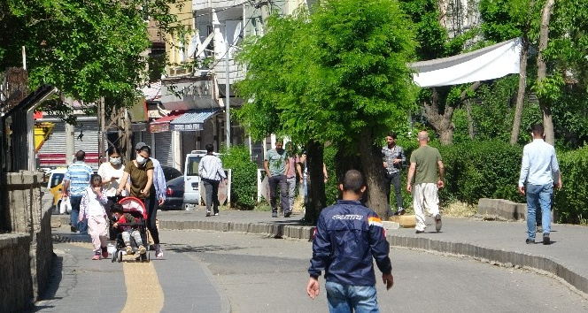 Diyarbakır’da tam kapanmaya rağmen vatandaşlar sokakları doldurdu