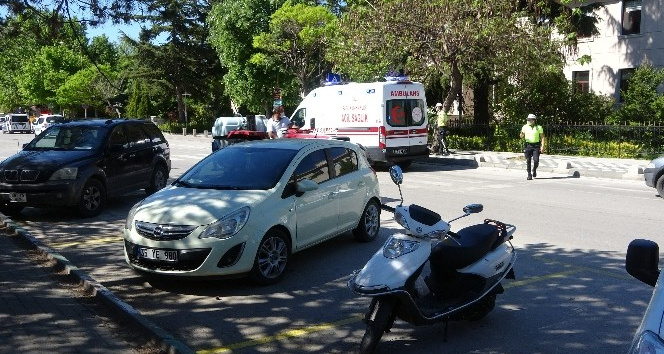 Direksiyon hakimiyetini kaybeden motor sürücüsü yaralandı