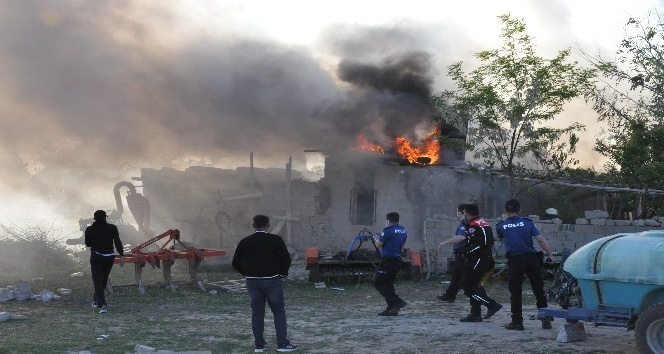 Karaman’da evlerinin aşenesi yanan anne ile oğlu gözyaşlarına hakim olamadı